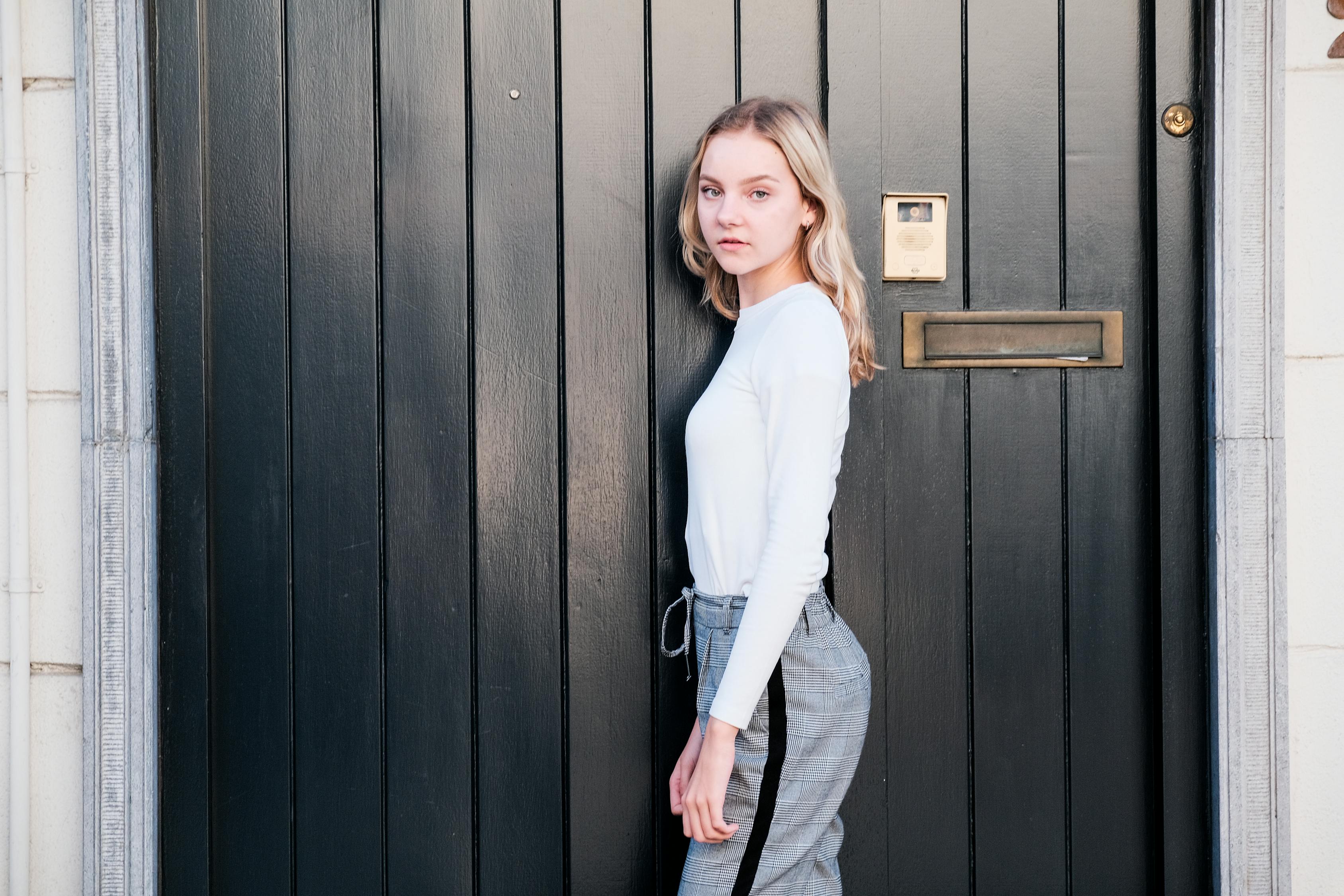 蔣欣最新照片展現(xiàn)多元魅力瞬間