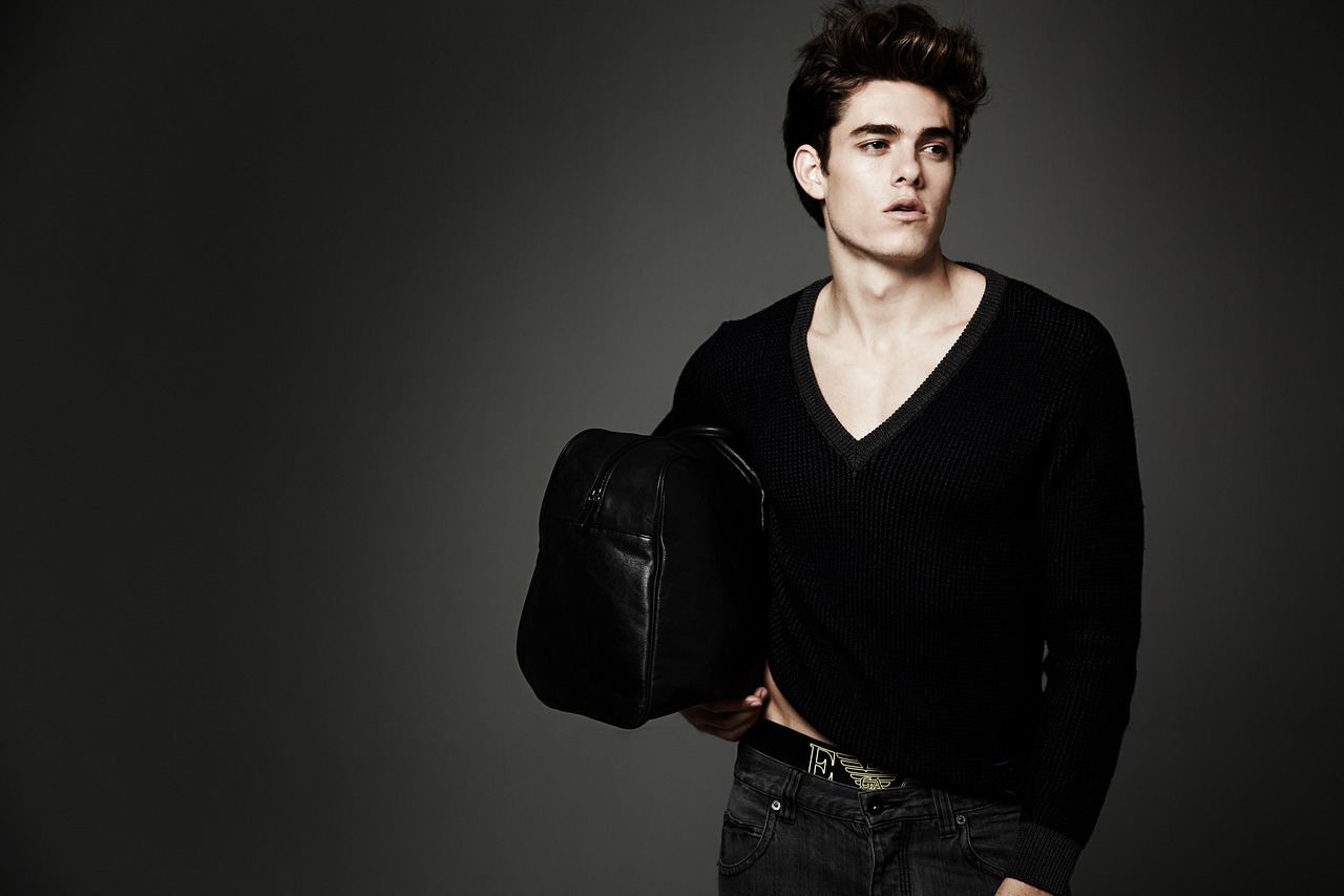 男士發(fā)型新風(fēng)尚，剃兩邊展現(xiàn)時(shí)尚魅力